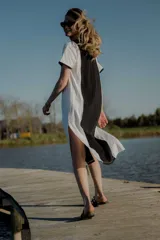 Vestido largo de algodón color marrón y negro, con corte de remera, tajos laterales y bordado geométrico en el frente.