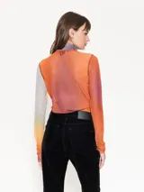 Top de mesh con cuello alto y mangas largas, con estampado batik multicolor.