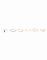 Set de seis anillos dorados con detalles de esmalte, strass y piedras de diferentes colores.