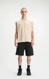 Sudadera sin mangas color beige, con diseño holgado y corte moderno.