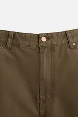 Pantalón color verde oliva de corte recto, confeccionado en algodón. Cuenta con bolsillos frontales, traseros y laterales tipo cargo, además de una tira multifunción.