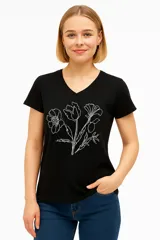 Remera negra de algodón con cuello en V y estampado de flores blancas.