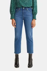 Jeans de corte crop azul, con bragueta de botones y ajuste regular a través del muslo, terminando en un corte relajado en el tobillo, de Levi's®.