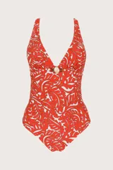 Traje de baño entero con estampado de hojas rojas y blancas, escote profundo en V, breteles finos y espalda baja con tiras cruzadas.