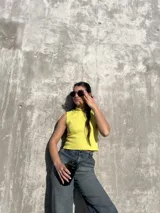 Musculosa verde lima de morley elastizado, con cuello alto y corte ajustado.
