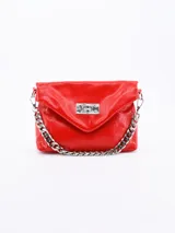 Cartera tipo sobre de cuero sintético color negro con cierre metálico plateado.