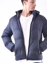 Campera puffer azul marino con capucha y cierre frontal.