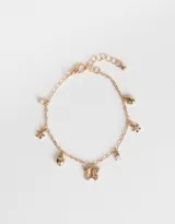 Pulsera dorada con cadena de eslabones y cierre de mosquetón. Incluye dijes colgantes de mariposa con strass, corazón, flor, perla y trébol.
