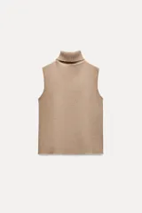 Top gris de cuello alto y sin mangas.