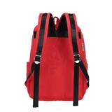 Mochila roja con estampado de corazones y logo de la marca en el bolsillo frontal.