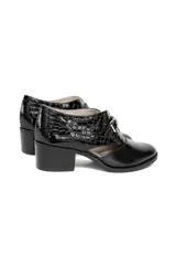 Zapato de cuero negro con detalle de piel reptil en la parte trasera, corte lateral y hebilla dorada. Tacón cuadrado de altura media.