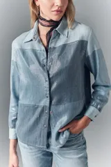 Camisa celeste de tencel con diseño patchwork y lentejuelas transparentes bordadas. Tiene calce recto, cuello camisero y botones metálicos.
