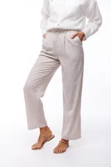 Pantalón de vestir a rayas verticales azules y blancas, de corte recto y tiro alto.
