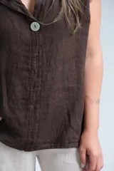 Musculosa marrón de lino italiano con botón de madera en el escote y costura central.