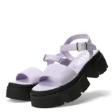 Sandalias con plataforma color lila, con tira ancha sobre el empeine y tobillera con hebilla metálica.