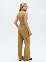 Pantalón cargo color marrón claro, de corte ancho, con bolsillos laterales con solapa y cintura ajustable con cordón.