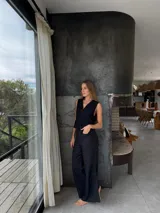 Chaleco sastrero negro con pespuntes en contraste, escote en V y cierre frontal con botones.