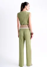 Musculosa color beige con cuello alto y diseño plisado.