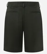 Bermuda masculina de sarga color rosado, con corte recto y bolsillos laterales.