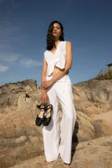 Sandalias cangrejeras color rojo con detalles de tachas doradas y correa con hebilla al tobillo.