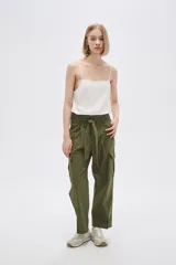Pantalón verde oliva estilo cargo, de tiro alto, con bolsillos laterales y lazo en la cintura.