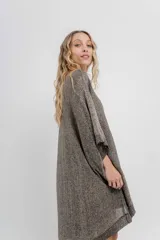 Vestido-buzo tejido oversize jaspeado con escote redondo, mangas amplias tipo murciélago y terminaciones acanaladas en ruedo y puños.