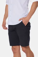 Bermuda clásica color beige confeccionada en algodón con elasticidad, con bolsillos laterales y detalle en bolsillo trasero.