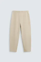 Pantalón verde militar de corte carrot fit, confeccionado en tejido de algodón. Cuenta con cintura elástica ajustable con cordón, bolsillos frontales y un bolsillo trasero de plastrón.