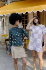 Vestido corto con estampado de cuadrados con peces y flores, cuello camisero y cierre frontal con botones.