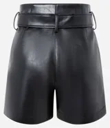 Short negro de cuero sintético con cinturón con hebilla metálica.