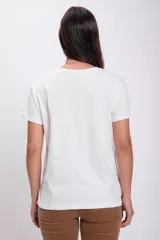 Remera blanca de algodón con bolsillo de crochet en el pecho.