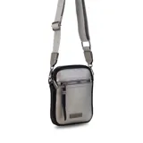 Phonebag color mostaza con bolsillo frontal con cierre, espacio para celular y billetera con repartición. Tiene una correa gruesa de galón regulable y desmontable. Detalles en marrón y beige.