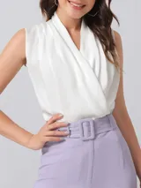 Blusa celeste de satén con escote cruzado y sin mangas.
