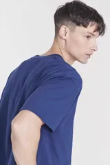 Remera azul de corte clásico y mangas cortas.