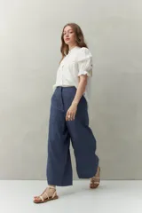 Pantalón palazzo color crema, de tiro medio con cintura elastizada en la parte posterior. Confeccionado en mezcla de lino y viscosa.