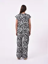 Remera negra con estampado abstracto en blanco.