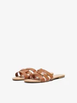 Sandalias bajas color marrón cuero, con tiras anchas cruzadas en el empeine.
