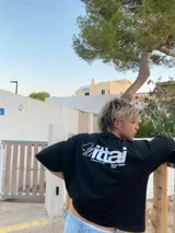 Remera celeste con estampado blanco en la espalda que dice "Ibiza Island", "Ittai", "Designed in Ibiza" y "SS26 Ibiza Ags".