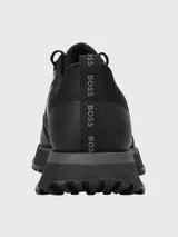Championes deportivos negros marca BOSS modelo Jonah-Runn, con cordones y detalles en gris.