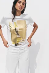 Camiseta blanca de manga corta y cuello redondo con estampado metalizado en el frente.