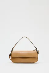 Bolso bandolera color caramelo, con doble asa: una asa larga regulable y una asa de hombro. Tiene bolsillo interior con cierre mediante cremallera metálica y solapa con cierre imantado.