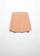Falda corta de punto canalé color salmón, con cintura elástica y diseño evasé, sin cierre.