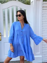 Vestido corto negro de lino, con escote en V, botones frontales y mangas largas acampanadas con volados.