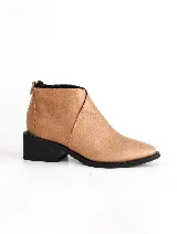 Bota corta de cuero texturizado color gris oscuro con cierre trasero, puntera levemente puntiaguda y taco bloque de 5cm. Hecha en Uruguay.
