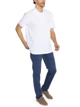 Chomba azul marino de piqué de algodón pima peruano, con cuello clásico, tapeta de dos botones blancos, mangas cortas con ribete rosa y logo de la marca bordado en el pecho.