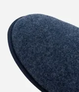 Pantuflas cerradas de poliéster color azul marino, con plantilla y forro de poliéster y suela de goma termoplástica.