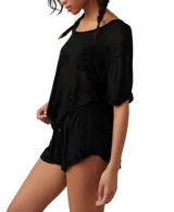 Conjunto negro de short y remera de tejido traslúcido. El short tiene botones decorativos.