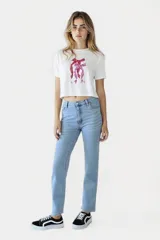 Remera corta blanca con estampado de dos moños rosas.