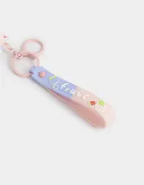 Llavero con dije de animalitos apilados y tira de silicona con la palabra "Fruit" estampada.