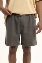 Short color gris oscuro con cintura elástica ajustable con cordón.